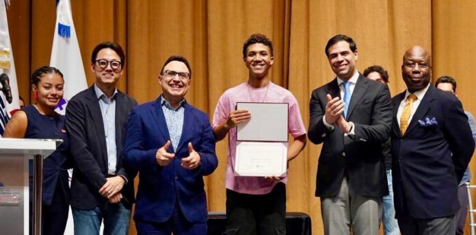 Berklee en Santo Domingo concluye con 43 estudiantes becados