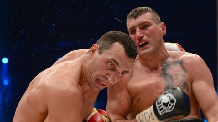 El luchador, de 46 años, se enfrentó simultáneamente a tres 'influencers' que intentaron presionarlo desde el comienzo.