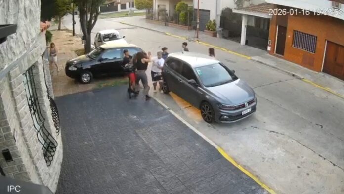 Durante el asalto, no solo se apoderaron del vehículo, sino que también sustrajeron pertenencias personales de una mujer que estaba en el lugar, para luego darse a la fuga con el automóvil.