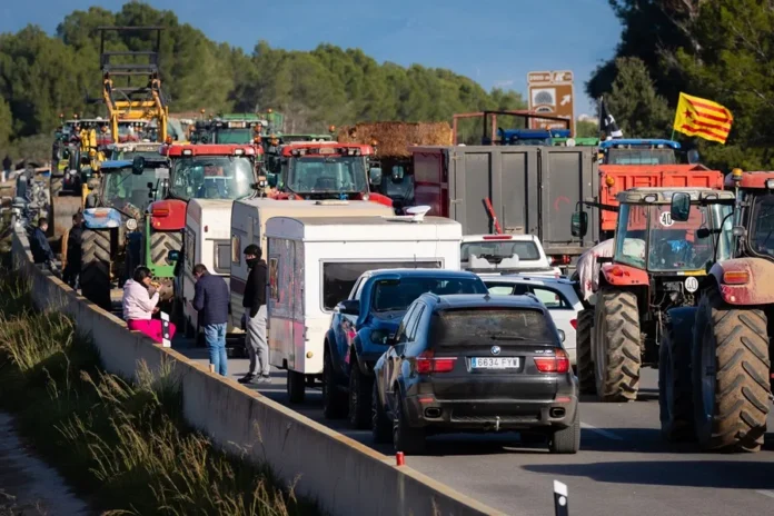 Agricultores catalanes bloquean carreteras y el Puerto de Tarragona en rechazo al acuerdo UE-Mercosur