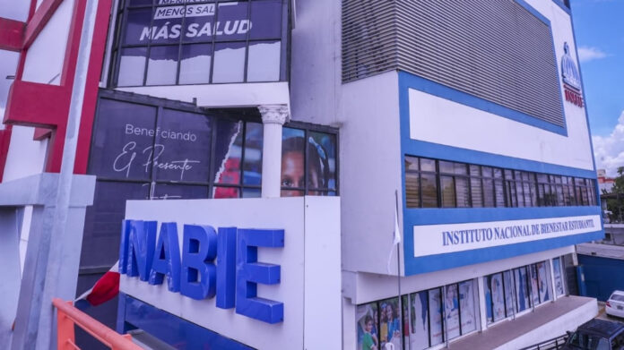 Asimismo, el INABIE entregó útiles escolares a estudiantes del sector público para cursar el año lectivo 2025-2026 y que utilizan la indumentaria establecida por el Ministerio de Educación (MINERD).