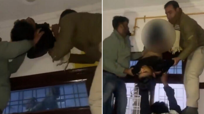 Las imágenes muestran al hombre atascado en el extractor, suplicando clemencia, antes de que los vecinos intervinieran y alertaran a la Policía, que finalmente acudió al lugar para ayudar a extraer al intruso.