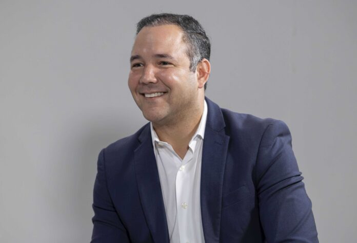 El secretario general del PLD concluyó su mensaje con un llamado a asumir un mayor compromiso con el país: “Que el 2026 sea un año de compromiso con el país”.