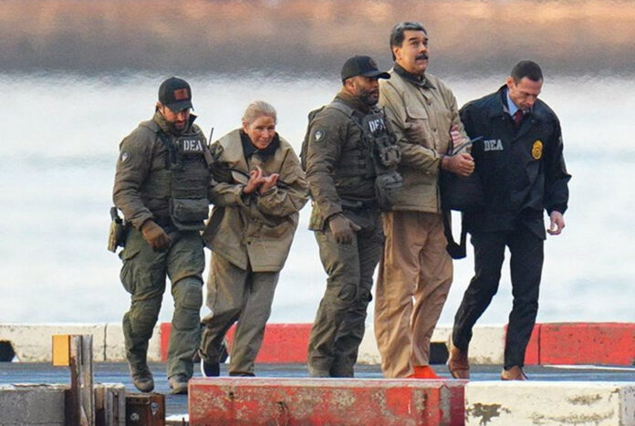 WASHINGTON.– La operación que culminó con la detención de Nicolás Maduro en Venezuela ha sido considerada por analistas como un ejemplo del nuevo tipo de orden mundial al que aspira la administración de Donald Trump, un año después de que su gobierno transformara de manera drástica la política exterior estadounidense. Tras el asalto a Caracas, el expresidente venezolano fue trasladado a Estados Unidos por supuesto narcoterrorismo, en lo que Trump describió como un paso hacia la transición del poder en Venezuela, asegurando que Washington no permitirá que las Américas se conviertan en refugio de narcotraficantes, “regímenes hostiles” o potencias externas. Según Eric Hershberg, profesor de la American University, la operación evidencia la determinación de EE.UU. de usar “la fuerza bruta para imponer su voluntad en todo el mundo”, sin limitarse a normas internacionales ni de coexistencia pacífica con otros países. Un año de decisiones controvertidas Desde el inicio de su segundo mandato, Trump ha modificado significativamente la diplomacia estadounidense, con acciones que incluyen: Guerra comercial con socios tradicionales Apoyo desigual a Kiev en la guerra de Ucrania Ataques militares selectivos contra programas estratégicos, como el nuclear iraní Despliegue naval en el Caribe y ejecución de más de un centenar de presuntos narcotraficantes en alta mar Estas maniobras culminaron con la captura de Maduro, tras una campaña creciente de presión sobre Caracas y advertencias dirigidas también al presidente colombiano Gustavo Petro. Doctrina Monroe y visión geopolítica El mes previo a la operación, la Casa Blanca publicó su Estrategia de Seguridad Nacional, que resucita elementos de la doctrina Monroe, proyectando a América como zona exclusiva de influencia estadounidense y describiendo a la Unión Europea como un socio problemático. Expertos advierten que esta estrategia y la detención de Maduro podrían marcar un retorno a un mundo basado en esferas de influencia y zonas de dominio, similar al escenario previo a la Primera Guerra Mundial. Hershberg advierte que la política de Trump, aunque inspirada en figuras históricas como Teddy Roosevelt, carece de fundamentos sólidos y busca ejercer autoridad de manera arbitraria. Otros asesores, como Steve Miller, refuerzan la política de hechos consumados, como en la disputa sobre Groenlandia. Impacto global Analistas coinciden en que la captura de Maduro subraya la imprevisibilidad de la administración Trump y representa una amenaza potencial para distintos conflictos internacionales, incluyendo Ucrania y Taiwán. Margaret MacMillan, citada en The New York Times, señala que Trump es un líder que “disfruta del poder dentro y fuera del país”, pero cuya atención oscila entre proyectos internos y acciones militares no declaradas, como la operación en Venezuela.