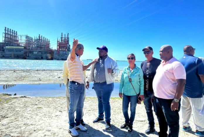 Los dirigentes se trasladaron hasta el área donde operan las barcazas generadoras y constataron las condiciones que enfrenta la comunidad tras la decisión del Gobierno de instalar y mantener estas infraestructuras energéticas en la zona.