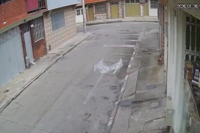 Un video de las cámaras de seguridad muestra cómo un vehículo sigue a la menor mientras camina por la calle.