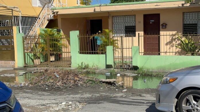 Aguas negras invaden Buena Vista I y comunitarios claman por ayuda municipal