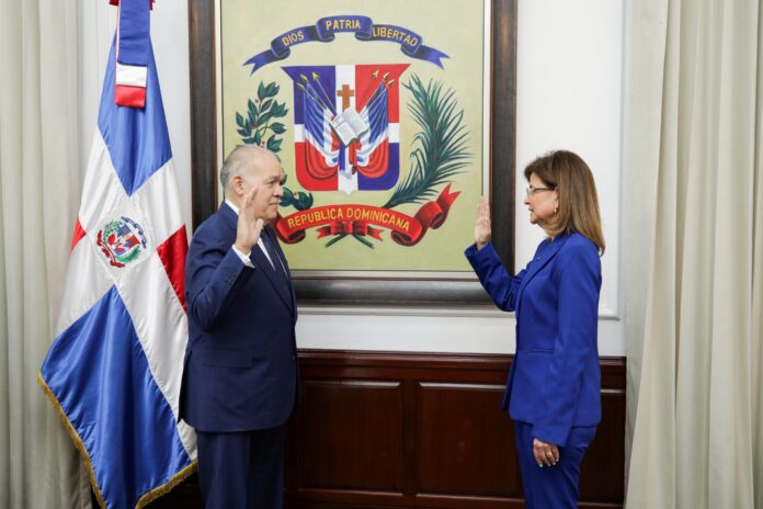 Al asumir el cargo, Pedro Porfirio Urrutia expresó su compromiso de seguir contribuyendo al fortalecimiento del Estado dominicano, promoviendo una administración tributaria más cercana a los contribuyentes.