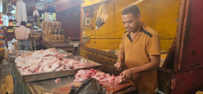 Alza del pollo golpea ventas en el Mercado Nuevo y preocupa a comerciantes