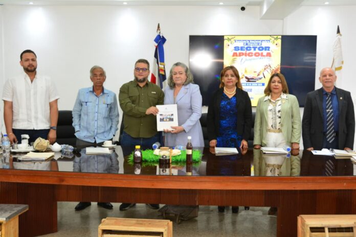 Asimismo, se han entregado 1,050 cajas dobles de abejas a 202 apicultores y emprendedores, con el propósito de fortalecer los apiarios y hacer más productiva y rentable esta actividad.