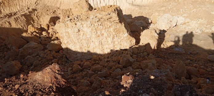 De acuerdo con las informaciones preliminares, las personas afectadas se encontraban realizando trabajos de mantenimiento y pruebas a un equipo pesado cuando ocurrió el colapso del terreno.