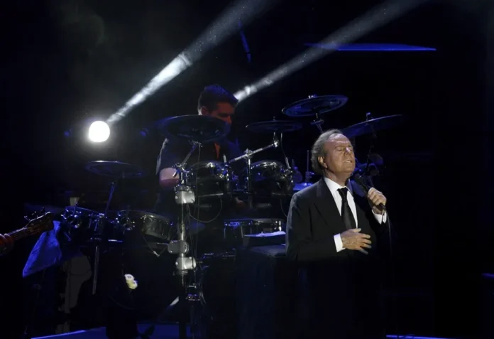 Julio Iglesias solicita archivar investigación y denuncia daño a su reputación