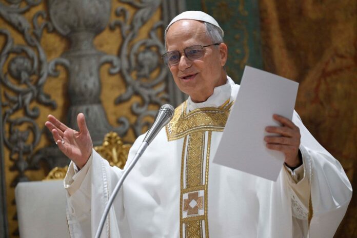 León XIV recordó que su postura es coherente con su mensaje inaugural del 8 de mayo de 2025: «Ya hablé desde el primer momento de ser elegido y, ahora que estamos cerca del aniversario, reitero: paz con vosotros».