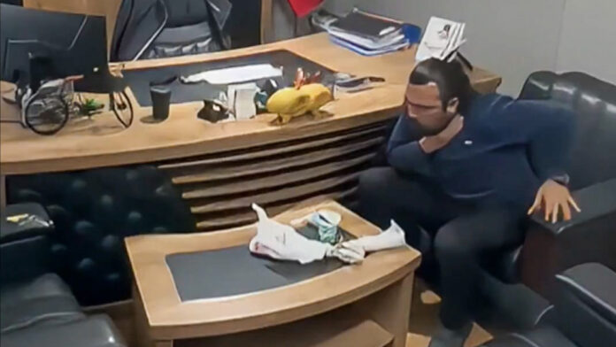 Un hombre reacciona sin nervios al atragantarse
