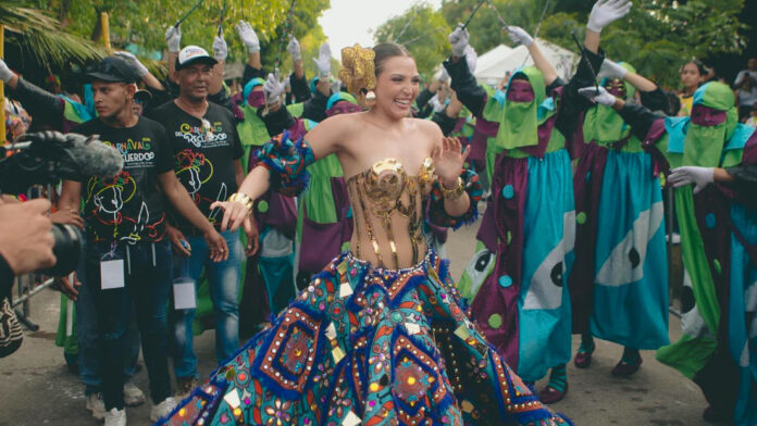 Hombre besa por la fuerza a una reina de Carnaval en pleno desfile