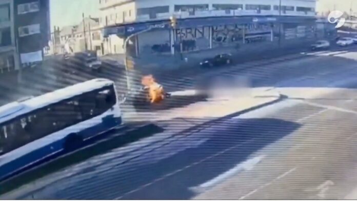 El carro se incendió de inmediato y los ocupantes comenzaron a salir; el accidente dejó tres heridos de gravedad.