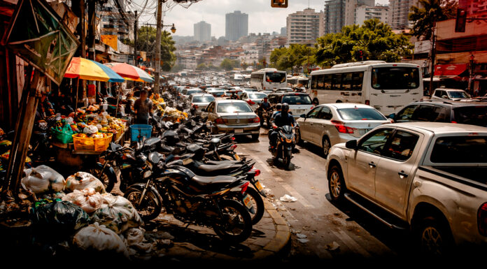 CAOS TOTAL EN SANTO DOMINGO: ACERAS BLOQUEADAS Y TRÁNSITO FUERA DE CONTROL CAOS TOTAL EN SANTO DOMINGO: ACERAS BLOQUEADAS Y TRÁNSITO FUERA DE CONTROL
