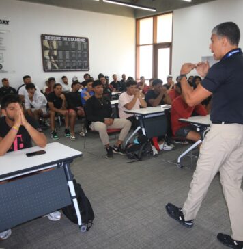 Comisionado de Béisbol imparte jornada educativa y motivacional a prospectos de los Arizona Diamondbacks Comisionado de Béisbol imparte jornada educativa y motivacional a prospectos de los Diamondbacks