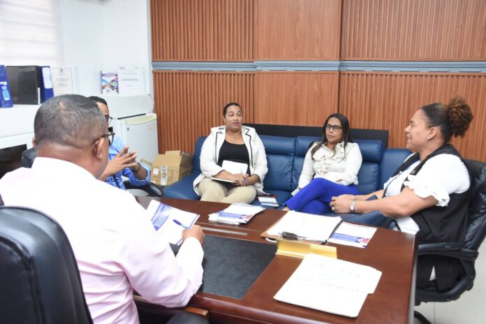 Asimismo, aclaró que el Ministerio de Educación de la República Dominicana no contrató el espacio donde actualmente funciona el centro.