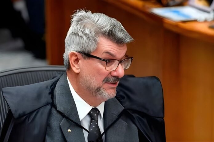 La primera denuncia contra Buzzi, de 68 años, se recibió la semana pasada. Una joven de 18 años lo acusa de acosarla en enero pasado, durante unas vacaciones de verano en el Balneario Camboriú, en la costa de Santa Catarina.