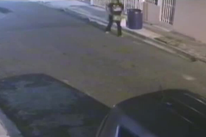 En el hecho se baja uno de los individuos de la moto y se baja rápidamente y aborda a la mujer de manera violenta, inmediatamente se produce un forcejeo mientras intenta arrebatarle sus pertenencias, llegando a lanzarla contra una pared.