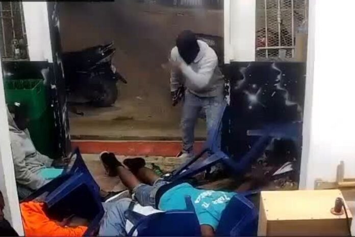 ¡A puro terror! Así fue el asalto a una cafetería en Santo Domingo Este