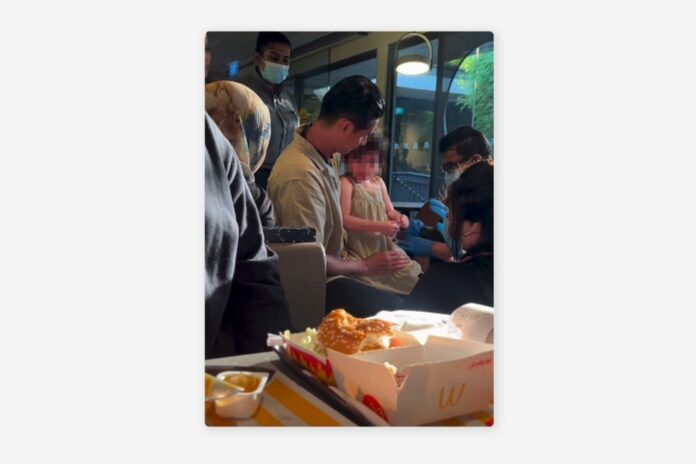 De acuerdo con su relato, el establecimiento habría llenado la botella con agua hirviendo en lugar de agua fría.