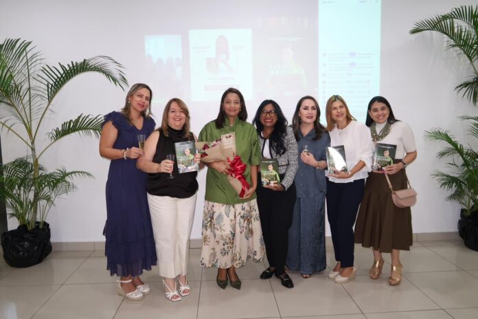 Al hablar en la puesta en circulación de su libro realizada en la parroquia Divina Providencia, de Arroyo Hondo, la chef Zarzuela resaltó que la salud está muy ligada a la felicidad de las personas y comer saludable es parte fundamental para lograrlo.