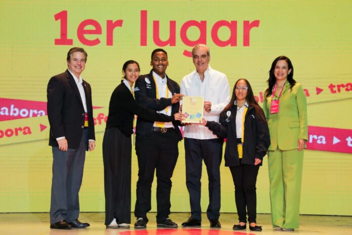 La actividad se celebró en el auditorio de la Universidad Nacional Pedro Henríquez Ureña (UNPHU), donde se anunciaron los seis proyectos ganadores nacionales y el premio elegido por votación popular.