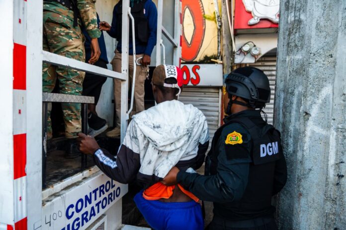 Migración informa operativo ejecutado en Los Mina culmina con detención de 454 indocumentados