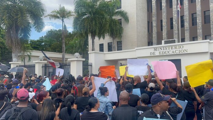 Colectivo Ciudadano reclama remuneración justa para más de 80,000 empleados administrativos de escuelas públicas