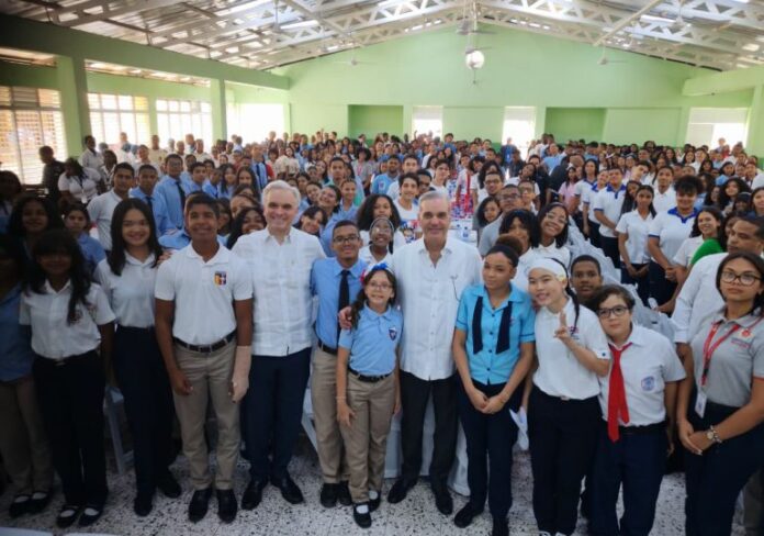 Abinader y ministro de Educación conversan con estudiantes sobre avances del Gobierno en materia educativa