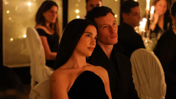 Dua Lipa y Callum Turner enfrentan a paparazzi tras cena en París