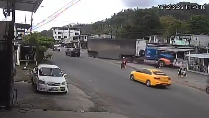 El impacto también destruyó un automóvil dentro de la casa. La Policía detuvo al conductor y abrió una investigación para determinar las causas del accidente.
