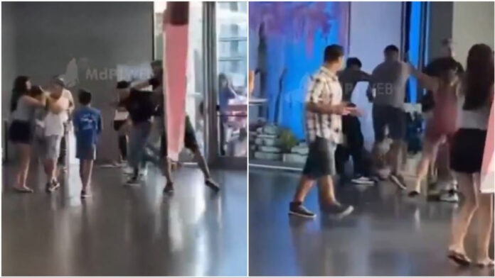 En plena sala central, los dos sujetos se golpearon, mientras el resto de usuarios veía atónito lo sucedido y una persona lo grababa.