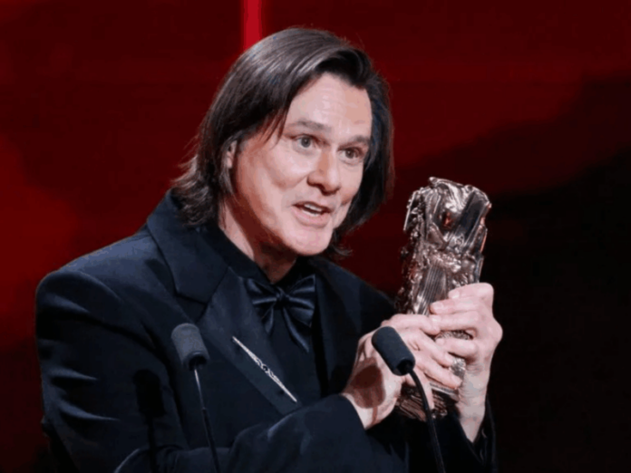 Jim Carrey recibe César Honorífico y reaparece con imagen renovada en París