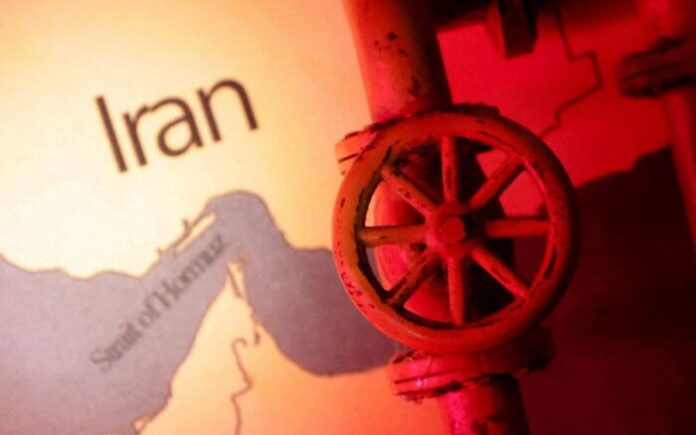 El petróleo de Texas cierra semana cerca de los 100 dólares tras orden de cierre de Ormuz