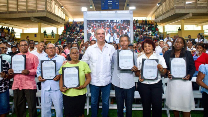 Abinader entrega más de 2,300 títulos de propiedad en San Pedro de Macorís