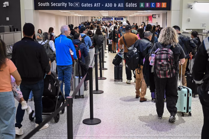 Trump ordena despliegue de agentes de ICE en aeropuertos ante bloqueo presupuestal