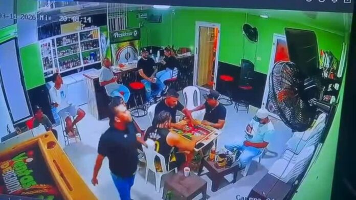 La acción delictiva generó momentos de tensión y temor entre los presentes, quienes optaron por obedecer las órdenes del asaltante para evitar resultar heridos.