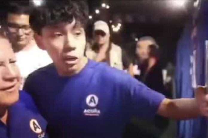 ¡Increíble! Joven rompe un huevo contra la cabeza de candidato presidencial en Perú