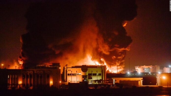 Reportan explosión e incendio en la Embajada de EE.UU. en Arabia Saudita
