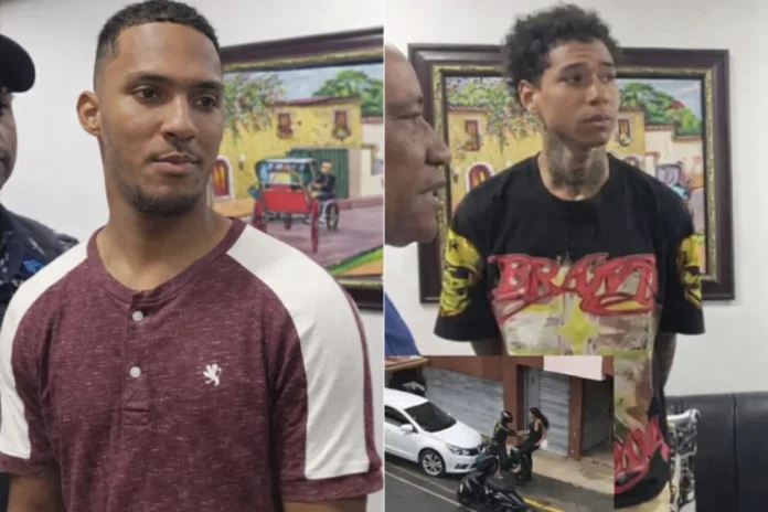 Las autoridades indican que los acusados se desplazaban a bordo de una motocicleta cuando, presuntamente, Jiménez Feliz conducía mientras Torres Ortiz arrebataba la cartera a la víctima.