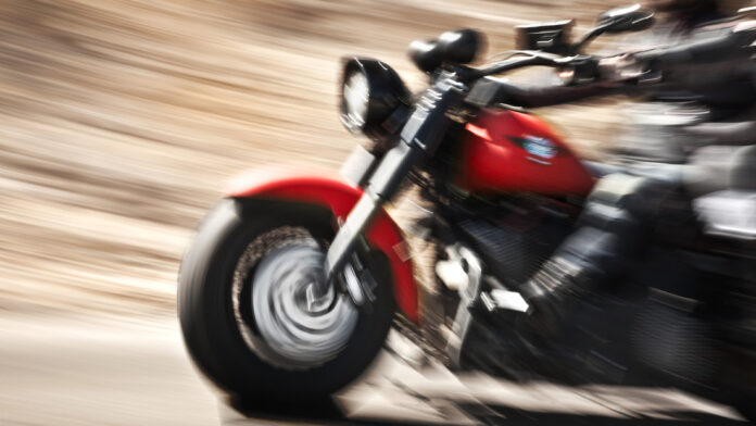 Un hombre resultó herido al ser embestido por una motocicleta durante una competencia de velocidad realizada el domingo en el Club 7 Hermanos, en Guasipati, estado Bolívar, Venezuela, cuando uno de los pilotos perdió el control y se salió del circuito.