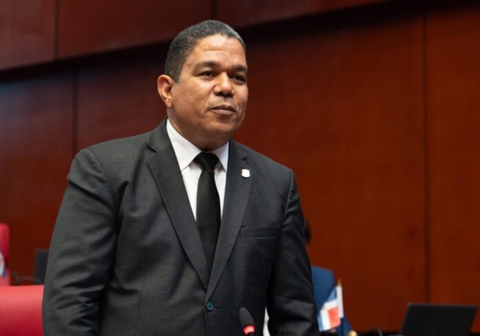 Senador Moisés Ayala alerta sobre deforestación y tráfico de drogas en costas de Barahona