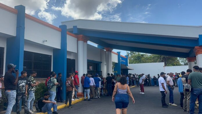 Largas filas en el INTRANT por reanudación en renovación de licencias