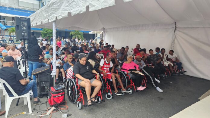 Más de 1,400 sillas de ruedas son entregadas por Wheelchair Foundation y Fundación Cruz Jiminián