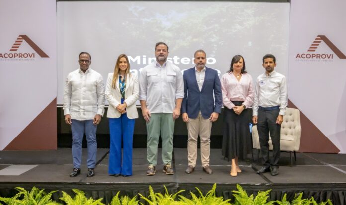 Por su parte, la presidenta de ACOPROVI, Annerys Meléndez, valoró el espacio de intercambio con las autoridades ambientales y destacó la apertura del Ministerio para escuchar las inquietudes del sector.