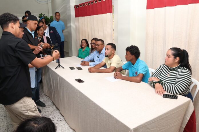 El funcionario indicó que, en relación con el director del plantel, se tomarán las acciones correspondientes una vez concluya el proceso de evaluación docente que actualmente se desarrolla.