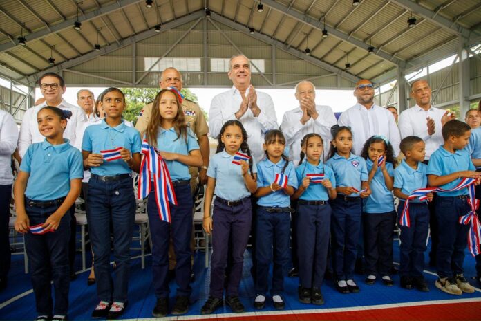 Abinader inaugura cancha techada en Centro Educativo Blanca Mascaró en Licey al Medio